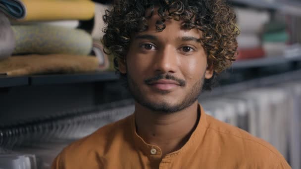 Glad Arabisk Indisk Man Manlig Kund Mode Designer Textil Showroom — Stockvideo