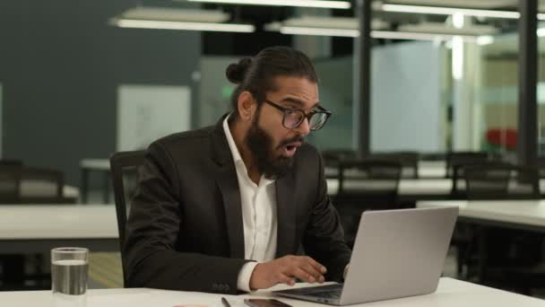 행복한 긍정적 무슬림 비즈니스 고용주 아라비아 사업가 기업가 사무실에서 컨설턴트 — 비디오