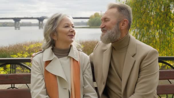 Fehér Házaspár Boldog Idős Család Férj Feleség Beszél Nevetés Padon — Stock videók