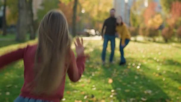 Счастливая Семья Играет Обнимая Парке Солнечной Осенью Мать Отец Ждет — стоковое видео