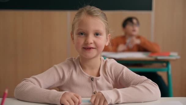 Portré Kis Kaukázusi Lány Néz Kamera Általános Iskola Gyerek Iskolás — Stock videók