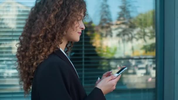 在城市年轻的女企业家雇主们去看手机屏幕 在户外用智能手机与在线社交媒体聊天 — 图库视频影像