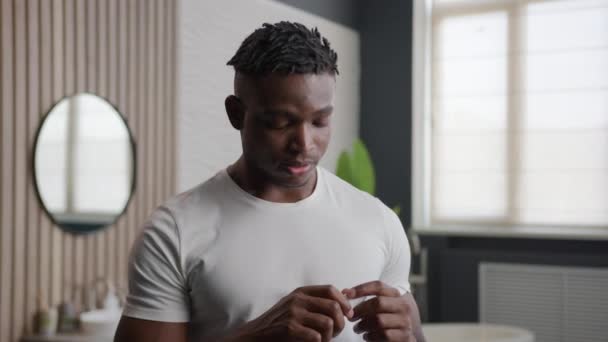 Усміхнений Афроамериканський Етнічний Чоловік Ванній Кімнаті Застосовує Свіжий Спрей Дихання — стокове відео