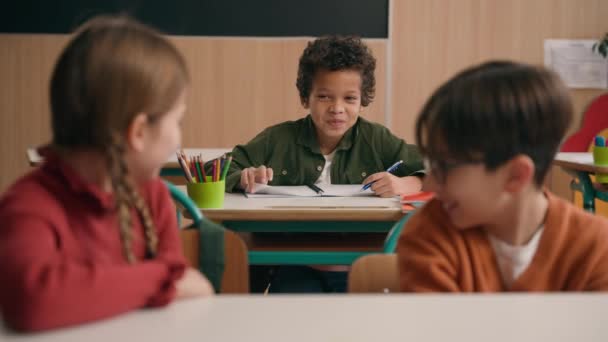 Multirassische Vielfalt Laut Kleine Klassenkameraden Multiethnische Schüler Schüler Menschen Kinder — Stockvideo