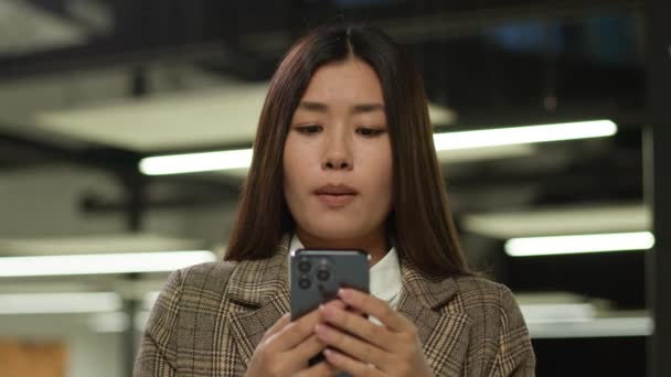 スマートフォンを保持している韓国の女性ビジネス少女室でアジアの民族女性は 恐ろしいニュースSmsビジネスウーマン障害の問題がインターネットを失ったことによって不幸なネガティブな感情を感じます — ストック動画
