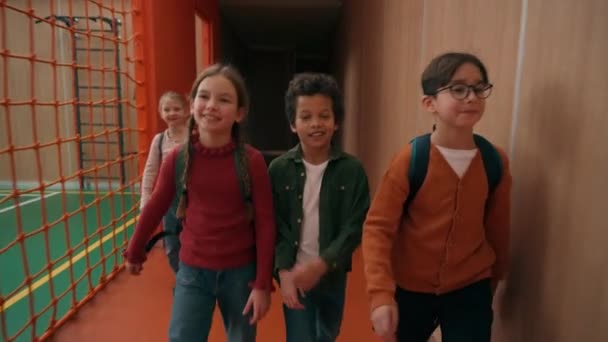 다양성 학생의 어린이 다인종 다민족 홀에서 교실에서 서둘러 이야기 — 비디오