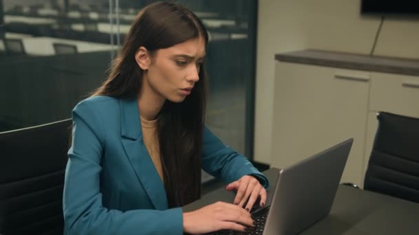 混乱したインドの悲しい疲労は深刻な不安不安アラビアのオフィスの労働者ビジネス女性女性の女性起業家ビジネスマン コンピュータを使用してノートパソコンを使用して職場のテーブルで — ストック動画