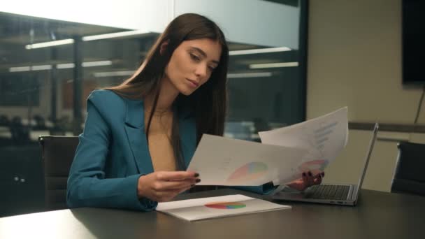 아라비아 비즈니스 코카서스 비즈니스Woman 디자이너 사무실에서 창의적인 다채로운 다이어그램 아이디어와 — 비디오