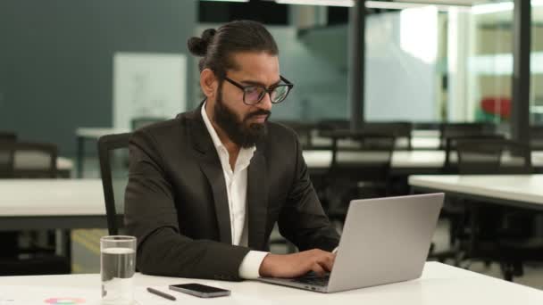 Ocupado Concentrado Indiano Masculino Empregador Empresa Corporativa Árabe Empresário Chefe — Vídeo de Stock