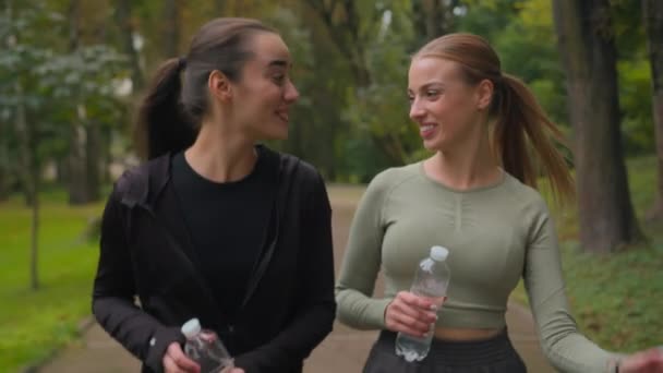 Дві Кавказькі Жінки Пара Активних Спортивних Дам Дають Високі Ять — стокове відео
