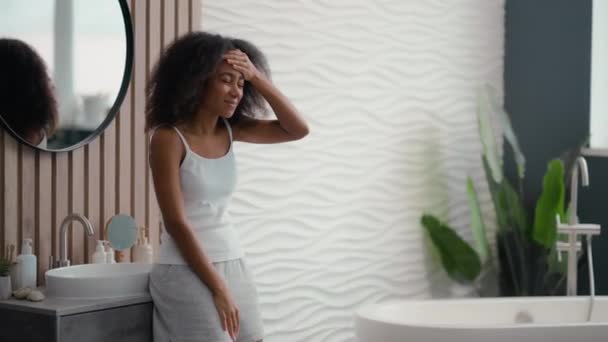 非洲裔美国人忧心忡忡的女孩在浴室里分娩的少数民族妇女感到很不舒服头痛头痛头痛疼痛症状健康问题需要止痛药偏头痛宿醉压力 — 图库视频影像