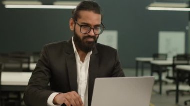 Stresli hasta Hintli erkek işveren firması Arap girişimci şirket CEO 'su iş adamı laptopta çalışan Müslüman işadamı baş ağrısı sorunu yaşıyor.