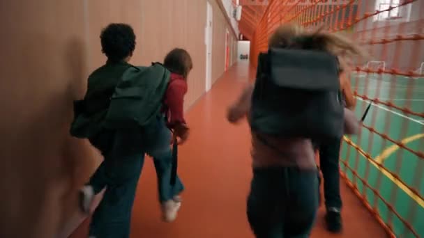 一群精力充沛的学生多样化的孩子多种族的孩子多种族的同学活跃的小学生在走廊的学校大厅里跑来跑去 匆忙跑到教室里一起上课 — 图库视频影像