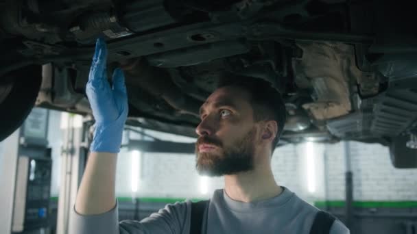 Mécanicien Automobile Homme Caucasien Réparateur Technicien Travailler Sous Voiture Levage — Video