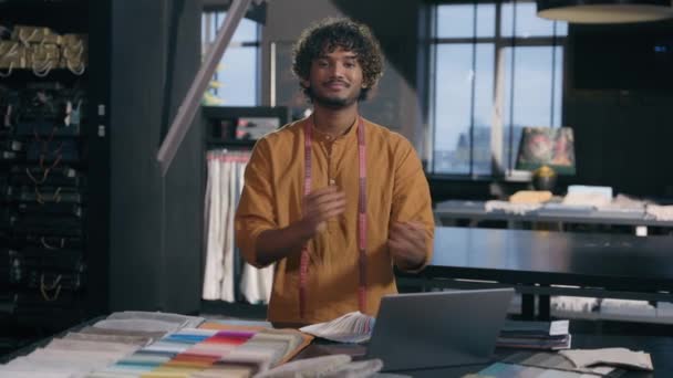Indiska Arabiska Man Glad Leende Kreativ Designer Mode Kläder Skräddare — Stockvideo