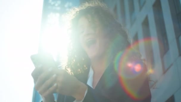 Neşeli Kadın Kafkasyalı Kız Öğrenci Kadını Güneşli Zaferi Kutluyor Mutluluk — Stok video