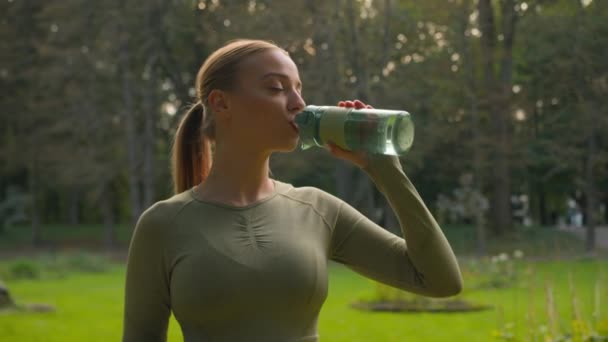 Chica Caucásica Fitness Mujer Corredor Mujer Beber Agua Con Botella — Vídeo de stock