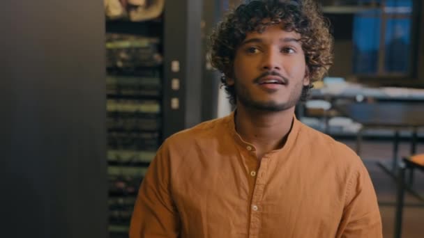 Pria India Arab Pelanggan Yang Bahagia Ruang Pameran Tekstil Koleksi — Stok Video