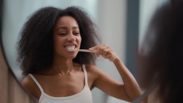 Αντανάκλαση Στον Καθρέφτη Αφρο Αμερικανική Γυναίκα Κρατώντας Οδοντόβουρτσα Βούρτσισμα Λευκά — Αρχείο Βίντεο