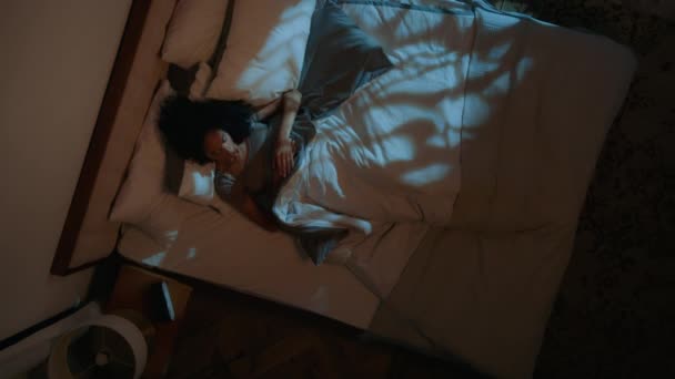 Perturbado Afroamericano Chica Mujer Dormir Cama Noche Siesta Noche Dormitorio — Vídeo de stock