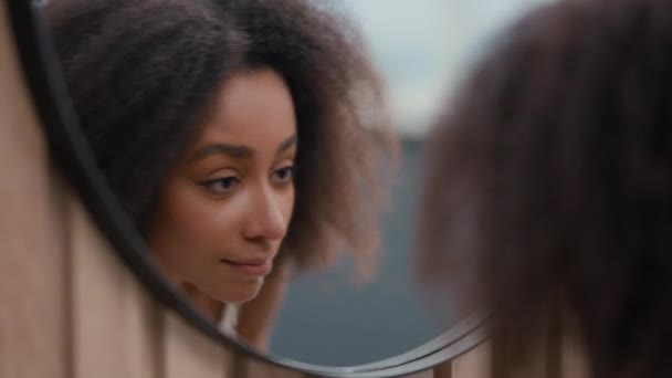 Αντανάκλαση Στον Καθρέφτη Όμορφη Αρκετά Ελκυστική Αφρο Αμερικανίδα Γυναίκα Κορίτσι — Αρχείο Βίντεο
