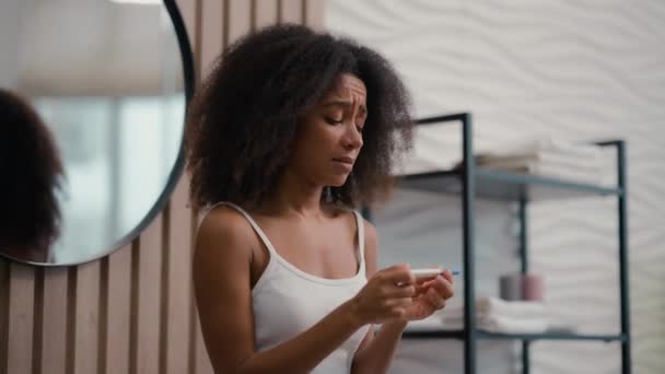 Afroamerykanka Etniczne Dziewczyna Kobieta Birasowy Lady Smutne Zdenerwowany Zdenerwowany Niepokój — Wideo stockowe