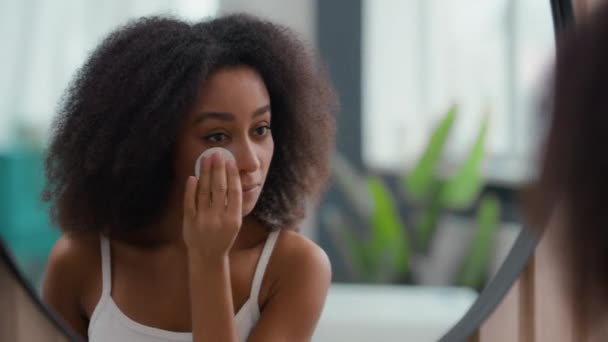 Menina Afro Americana Bonita Saudável Esfregar Rosto Algodão Almofada Senhora — Vídeo de Stock