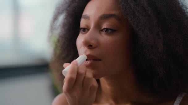 Afroamerikanisch Schönheit Weiblich Routine Make Anwenden Natürliche Glatte Befeuchten Lippenstift — Stockvideo