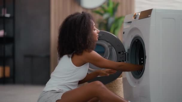 Afroamerikanerin Hausfrau Traurig Verärgert Schockiert Ethnische Mädchen Aus Waschmaschine Ziehen — Stockvideo