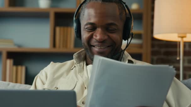 Африканський Американський Бізнесмен Фрілансер Перевіряє Документи Вдома Усміхнений Чоловік Підприємець — стокове відео