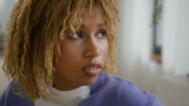 Kapanış kötü ruh hali stresli depresif, yalnız etnik kız pencereye bakmayı düşünüyor evde karantina sorunu yaşıyor üzgün Afrikalı Amerikalı kadın üzgün.
