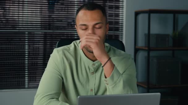 피곤한 스트레스 아프리카계 미국인 사업가 매니저 사무실에서 노트북 비즈니스 — 비디오