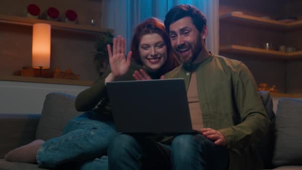 Glimlachend Gelukkig Kaukasisch Getrouwd Echtpaar Man Vrouw Praten Video Bellen — Stockvideo
