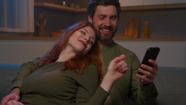 Relaxált Boldog Házas Család Pár Kaukázusi Férfi Férj Feleség Ölelés — Stock videók