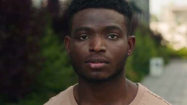 Närbild Chockad Förvånad Man Ansikte Oväntat Förvånade Nyheter Rädd Afroamerikansk — Stockvideo