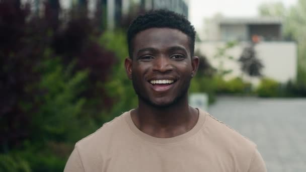 Щасливий Усміхнений Афроамериканський Чоловік Посміхається Аплодисменти Дивлячись Камеру Відкритому Повітрі — стокове відео