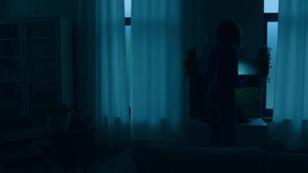 認識できない女性泥棒ロブハウスガールは 夜の暗い部屋を歩いて歩いています 戦争の停電灯を失う検索 家の暗闇で懐中電灯で失われたものを検索する電気エネルギーの損傷 — ストック動画