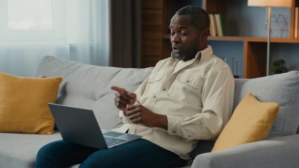 Otravný Nespokojen Zdůraznil Africký Američan Muž Klient Zákazník Obchodník Volné — Stock video