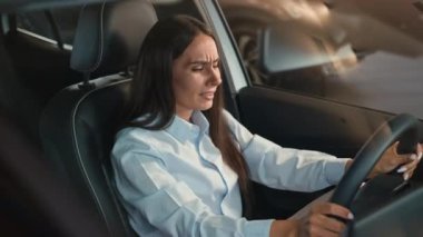 Üzgün üzgün, mutsuz, mutsuz, beyaz, kadın, arabadaki, kadın, kadın, endişeli, depresyon, umutsuzluk, sağlık sorunları, trafik sıkışıklığı.