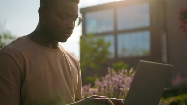 Afro Amerikalı Öğrenci Erkek Işadamı Serbest Yazar Adamı Bilgisayarla Şehir — Stok video