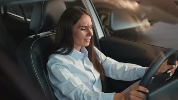 悲しい動揺は 車内の不幸な白人女性の女性のドライバーを強調しました 自動車女性の女性の女性の女性は不安を強調 うつ病の絶望問題のトラブル 健康障害の関係は交通渋滞を破ります — ストック動画