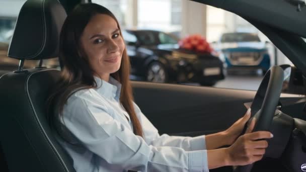 Χαρούμενο Χαμόγελο Ανέμελη Χαρούμενη Καυκάσια Γυναίκα Οδηγός Μέσα Στο Αυτοκίνητο — Αρχείο Βίντεο