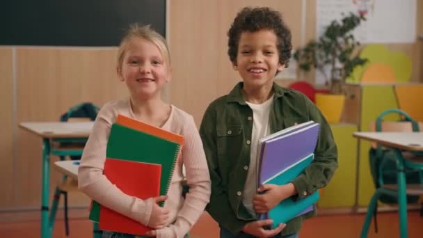 Glædelig Latter Tilfreds Sjov Afrikanske Kaukasiske Små Skolebørn Multiraciale Forskelligartede – Stock-video