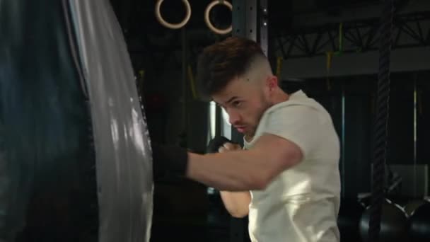 Motivierte Kaukasische Sportler Sport Mann Boxer Kämpfer Handschuhen Schlagen Boxsack — Stockvideo