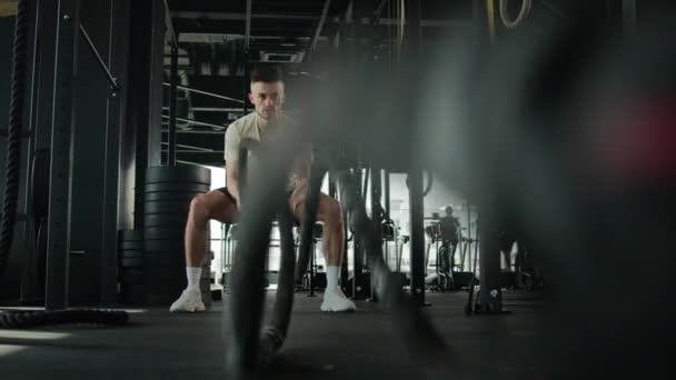 Kaukasische Fitnessman Die Traint Met Battle Rope Cross Training Fitnessruimte — Stockvideo