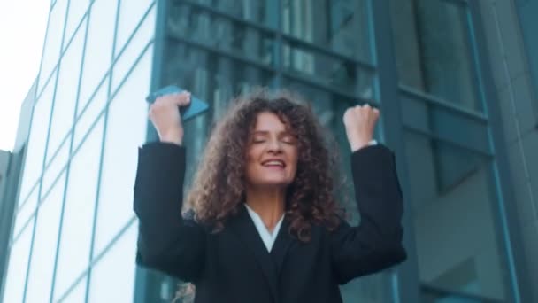 興奮したコーカサス人のビジネスマンは 街の外で携帯電話のガジェットで勝利を祝います 驚くほど陽気な喜びのビジネス女性少女は驚きを喜びます スマートフォン成功の良いニュース — ストック動画