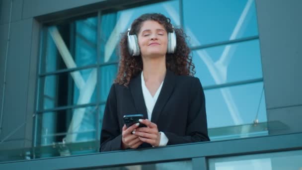 Glücklich Zufrieden Kaukasische Geschäftsfrau Mädchen Musik Hören Mit Kopfhörern Auf — Stockvideo