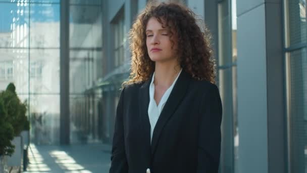 City Portrait Caucasian Dissatisfied Business Woman Girl Businesswoman Strong Serious — Stock Video