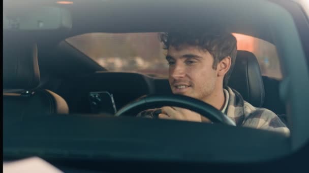 Caucásico Hombre Negocios Conductor Automóviles Sonriendo Sentarse Dentro Coche Nuevo — Vídeo de stock