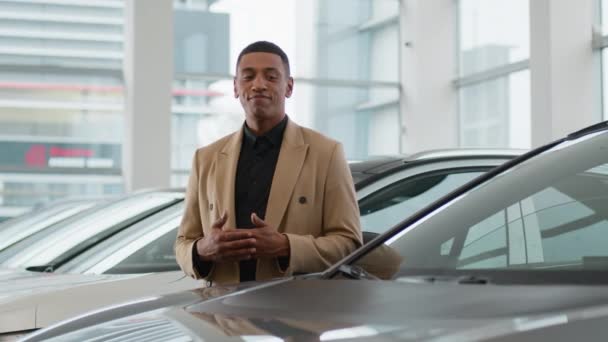 African American Πελάτης Πελάτης Αγοραστής Αρσενικό Επιλέξετε Αυτοκίνητο Στο Auto — Αρχείο Βίντεο